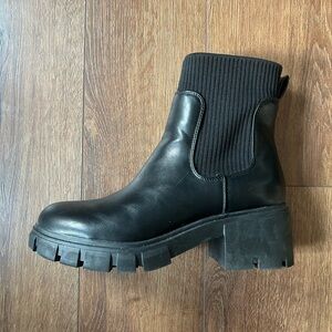 Black Leather Ankle Boots - Chelsea Boots Size 7.5 Trendy, Winter Style